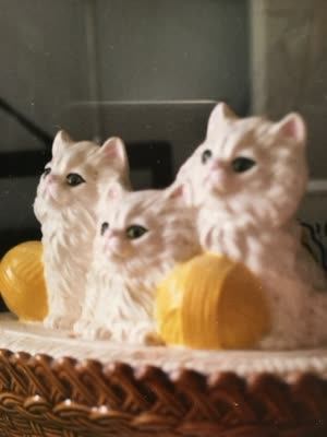Painting of porcelain cats, 17 April 2016.