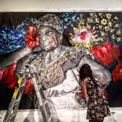 Live painting on a large photographic portrait, 4 October 2015.